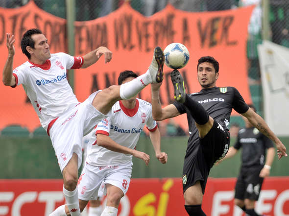 imagenes-Banfield-Huracan-Telam_OLEIMA20120929_0105_8